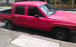 Toyota Hi-Lux 1986 Camioneta Toyota Hi-Lux 1986 con transmisión mecánica, tracción delantera, combustible diesel, 5 pasajeros, color blanco.