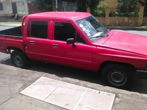 Toyota Hi-Lux 1986 Camioneta Toyota Hi-Lux 1986 con transmisión mecánica, tracción delantera, combustible diesel, 5 pasajeros, color blanco.