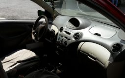 Toyota Yaris 2005, color rojo, mecánico, aire acondicionado,148,000 kms recorridos originales, vidrios eléctricos, cierre central, alarma, rines de lujo, radio