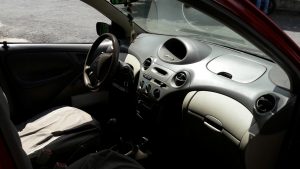 Toyota Yaris 2005, color rojo, mecánico, aire acondicionado,148,000 kms recorridos originales, vidrios eléctricos, cierre central, alarma, rines de lujo, radio