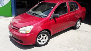 Toyota Yaris 2005, color rojo, mecánico, aire acondicionado,148,000 kms recorridos originales, vidrios eléctricos, cierre central, alarma, rines de lujo, radio