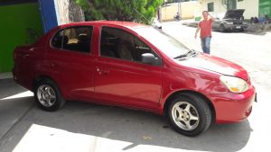 Toyota Yaris 2005, color rojo, mecánico, aire acondicionado,148,000 kms recorridos originales, vidrios eléctricos, cierre central, alarma, rines de lujo, radio