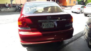 Toyota Yaris 2005, color rojo, mecánico, aire acondicionado,148,000 kms recorridos originales, vidrios eléctricos, cierre central, alarma, rines de lujo, radio