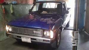 Camioneta pickup Toyota Hi-Lux 1984 reconstruida en su totalidad a falta de algunos detalles. Se vende tal y como está. Carrocería recién pintada color Azul Perlado, Tina larga, Asientos seminuevos, Llantas de 6 capas delantera traseras 8 capas seminuevas, Rines de fábrica.