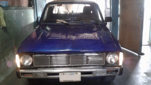 Camioneta pickup Toyota Hi-Lux 1984 reconstruida en su totalidad a falta de algunos detalles. Se vende tal y como está. Carrocería recién pintada color Azul Perlado, Tina larga, Asientos seminuevos, Llantas de 6 capas delantera traseras 8 capas seminuevas, Rines de fábrica.