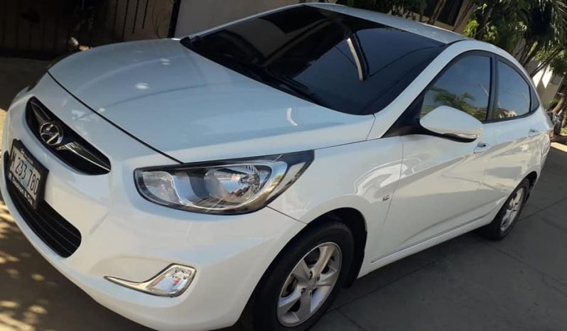Hyundai Accent 2012. Se vende accent blue 2012 mecánico impecable sin detalles solo de montarse nunca chocado versión full rines de lujo ,115,000 km ,polarizado,